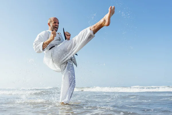 Mature Man Screaming While Practicing Karate Sea Clear Sky — Stock Photo, Image