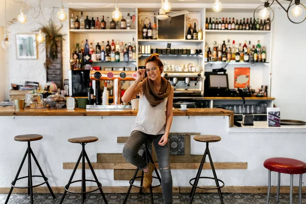 Frau Benutzt Smartphone Café — Stockfoto