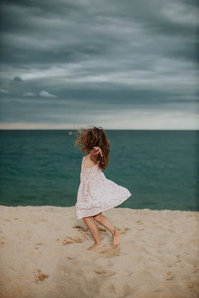 Fille Insouciante Dansant Sur Sable Contre Mer — Photo