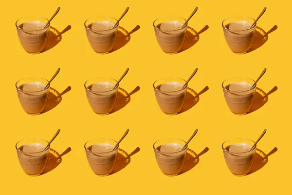 Padrão Copos Vintage Latte Contra Fundo Amarelo — Fotografia de Stock