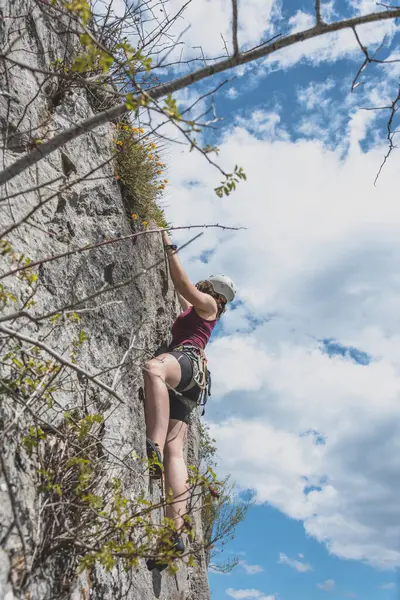 Déterminé Jeune Femme Déplaçant Vers Haut Tout Escalade Contre Ciel — Photo