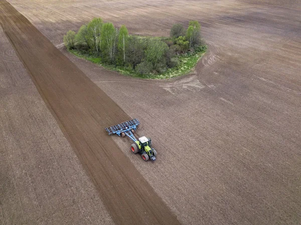 Ryssland Moskva Regionen Flygfoto Traktor Jordbruksmark Och Träd — Stockfoto