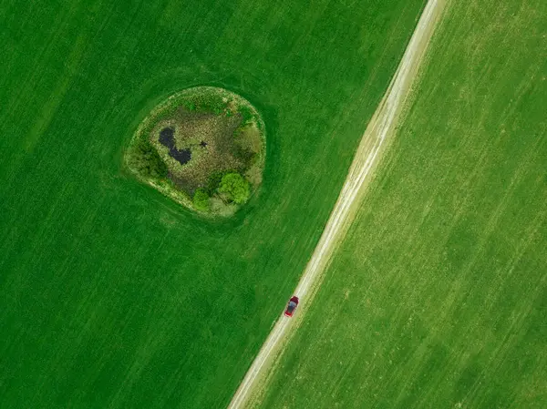ロシア モスクワ州 緑の田園地帯で小さな池を通過車の空中ビュー — ストック写真