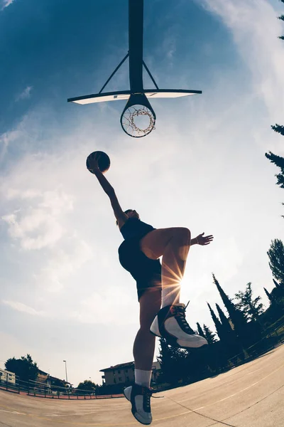 Visão Baixo Ângulo Atleta Feminino Pulando Enquanto Mergulha Basquete Contra — Fotografia de Stock