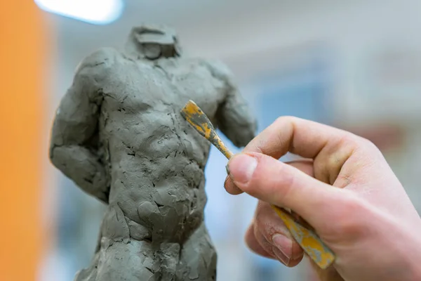 Student Tworząc Rzeźbę Człowieka — Zdjęcie stockowe