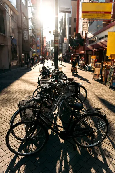 Japón Prefectura Osaka Osaka Puesta Del Sol Sobre Bicicletas Estacionadas — Foto de Stock