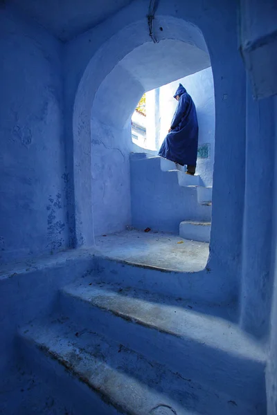 Marocko Chefchaouen Person Blå Morgonrock Vitkalkade Trappsteg — Stockfoto