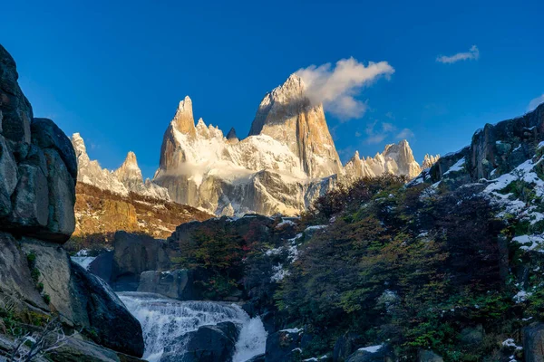 Mount Fitz Roy Und Wasserfall Bei Sonnenaufgang Herbst Chalten Patagonien — Stockfoto