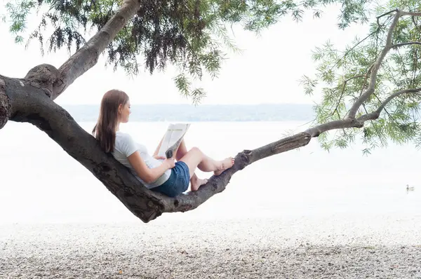 Woman Sitting Tree Trunk Reading Magazine Ammersee Germany — Stock Photo, Image