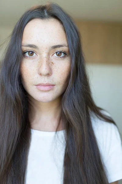 Retrato Cerca Una Hermosa Joven Con Pelo Largo Castaño Casa — Foto de Stock