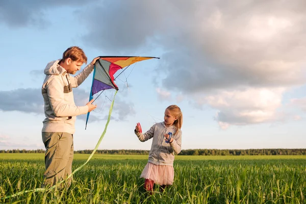 Vader Dochter Vliegen Vlieger Terwijl Groen Landschap Tegen Lucht Staan — Stockfoto