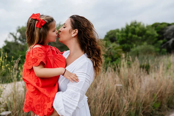 Carinhoso Mãe Filha Beijando Campo — Fotografia de Stock