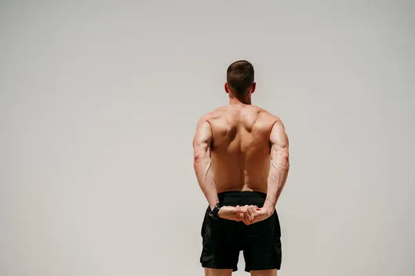 Atleta Masculino Desnudo Estirándose Bajo Sol —  Fotos de Stock