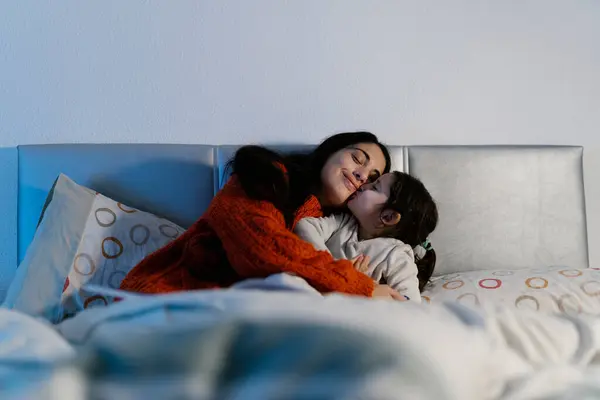 Mãe Feliz Sua Filhinha Abraçando Cama — Fotografia de Stock