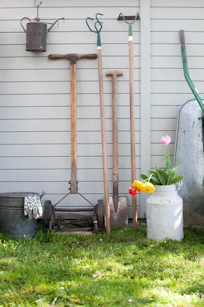 Διάφορα Εργαλεία Κηπουρικής Ακουμπισμένα Στον Τοίχο Υπόστεγου — Φωτογραφία Αρχείου