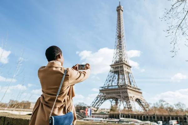 Женщина Фотографирует Эйфелеву Башню Через Смартфон Фоне Неба Париж Франция — стоковое фото