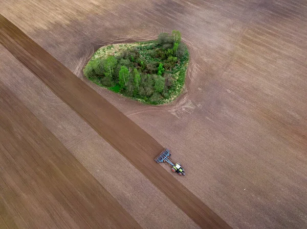 俄罗斯 莫斯科地区 从空中看农田和树上的拖拉机 — 图库照片