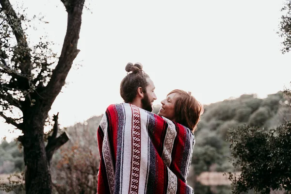 Feliz Casal Afetuoso Envolto Cobertor — Fotografia de Stock