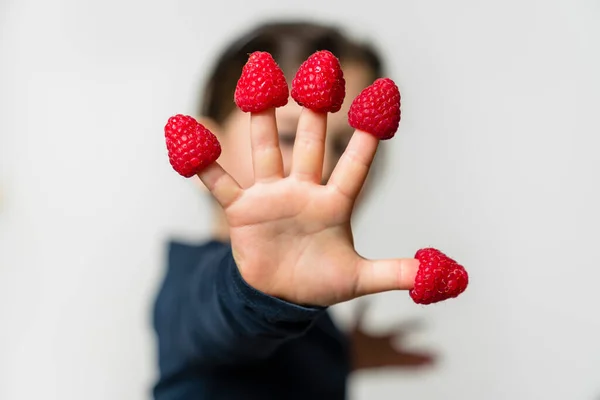 Girl Hand Raspberries Fingers — Stock Photo, Image