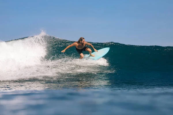 Shirtless Mid Adult Man Surfing Sea Clear Sky Bali Indonesië — Stockfoto