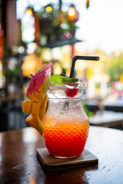 Cocktail Med Mango Jordgubbar Och Mynta — Stockfoto