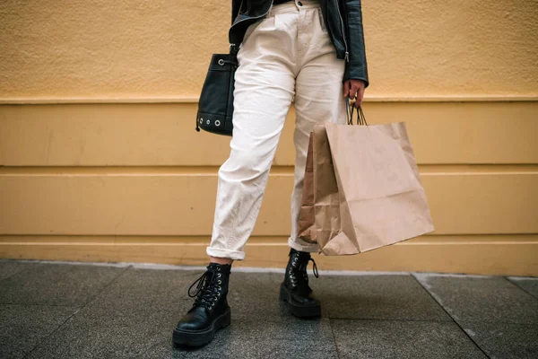 시내에서 쇼핑백을 여자의 — 스톡 사진