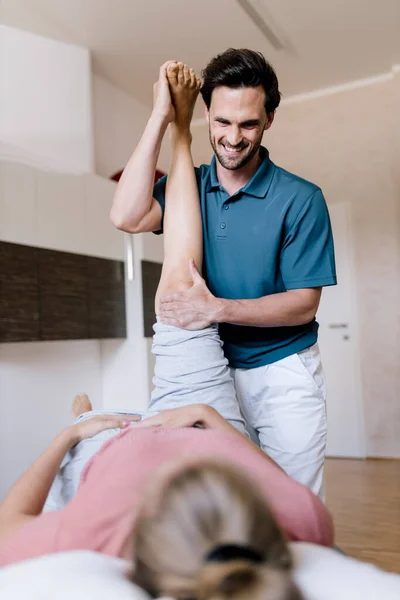 Physiotherapist Giving Treatment Female Patient — Stock Photo, Image