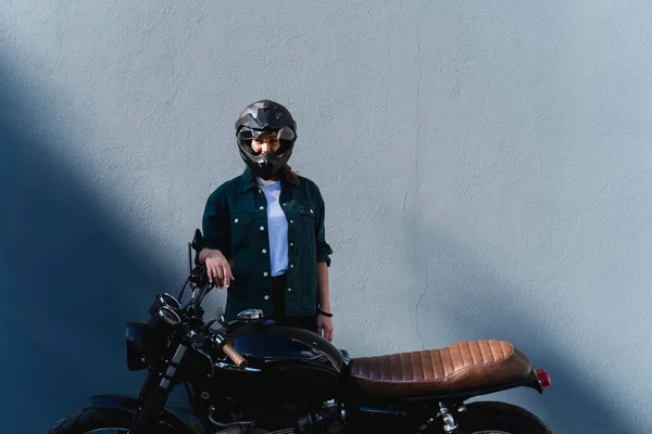 Motosiklet Başında Duran Kasklı Kadın — Stok fotoğraf