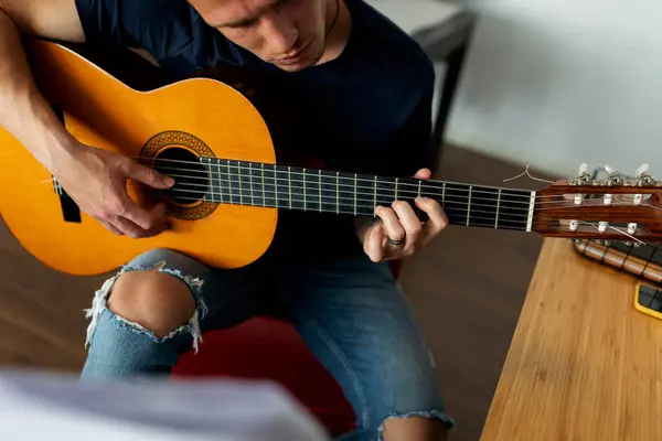 Man Die Thuis Gitaar Speelt — Stockfoto