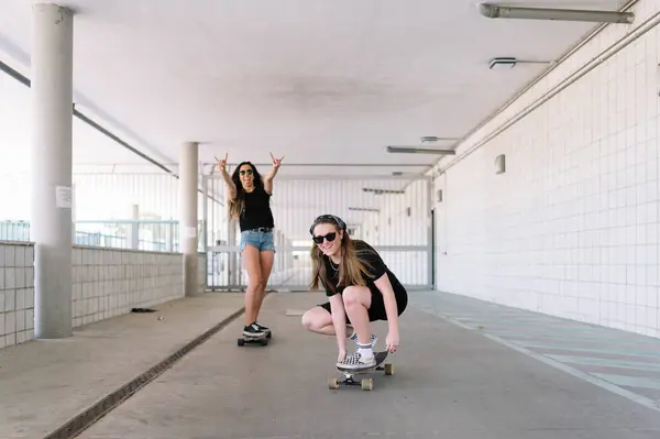 Młoda Kobieta Skateboarding Przejściu Podziemnym — Zdjęcie stockowe