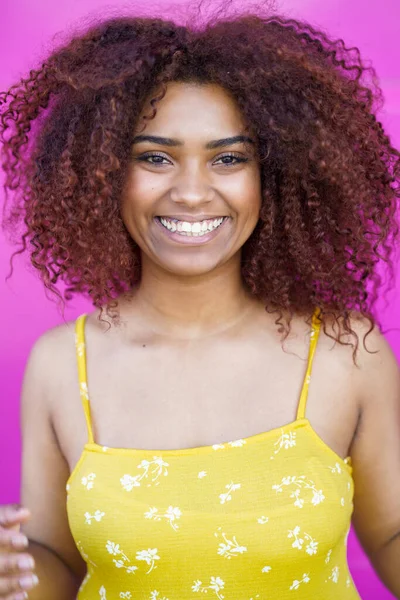 Primer Plano Mujer Alegre Con Pelo Afro Usando Vestido Amarillo —  Fotos de Stock