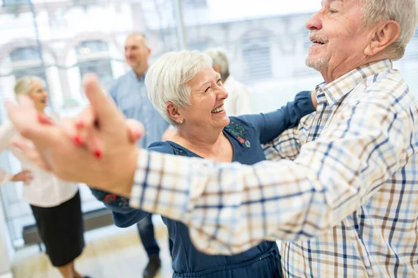 Groep Actieve Laatstejaars Die Een Danscursus Volgt Bejaardentehuis — Stockfoto