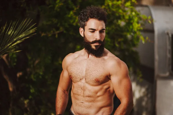 Homem Sem Camisa Atraente Frente Arbustos — Fotografia de Stock