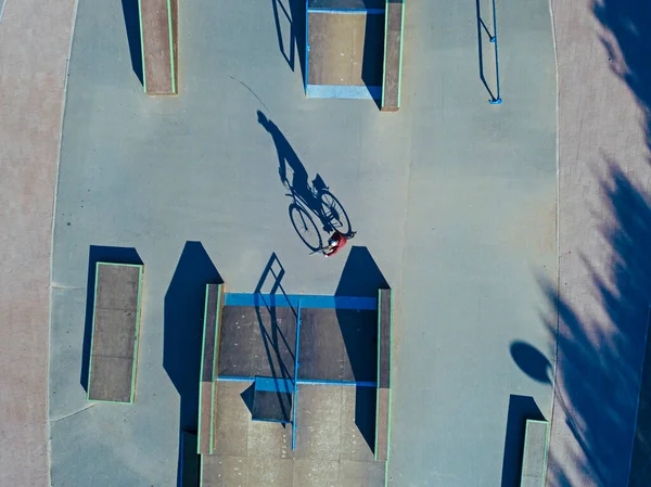 Homme Faisant Vélo Dans Skate Park Vue Aérienne — Photo