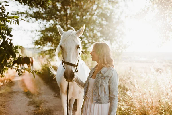 Woman Grey Horse Farm — Fotografia de Stock