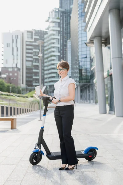 Businesswoman Electric Push Scooter Standing Sidewalk City — Stock Photo, Image