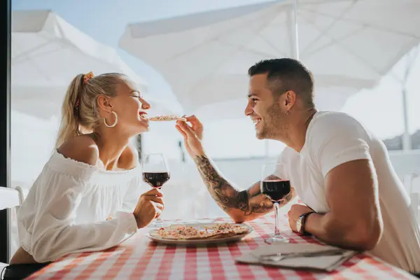 Glücklicher Junger Mann Füttert Freundin Mit Pizza Während Restaurant Sitzt — Stockfoto