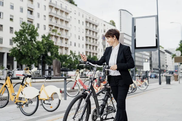 Businesswoman Listening Music While Walking Bicycle Sidewalk City — Fotografia de Stock