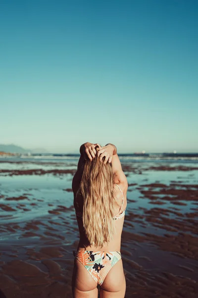 Jonge Vrouw Met Handen Het Haar Staande Aan Het Strand — Stockfoto