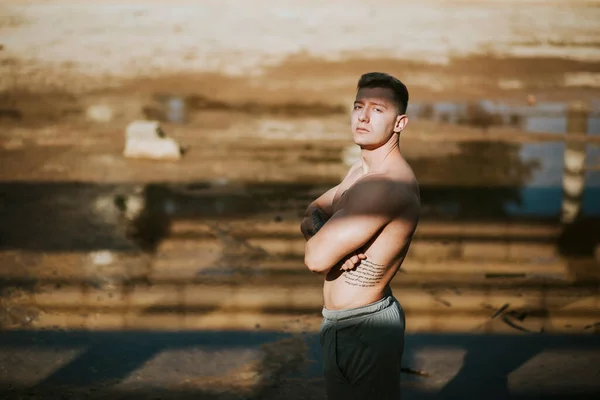 Atleta Masculino Sem Camisa Com Braços Cruzados Terra — Fotografia de Stock