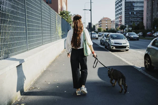 Mujer Paseando Con Perro Acera Ciudad — Foto de Stock