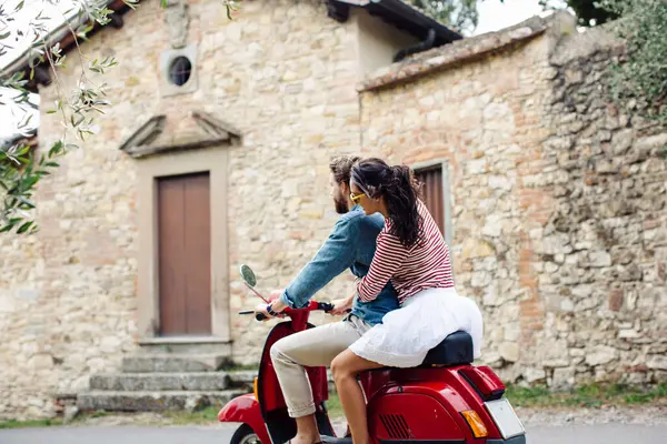 Coppia Godendo Viaggio Vespa — Foto Stock