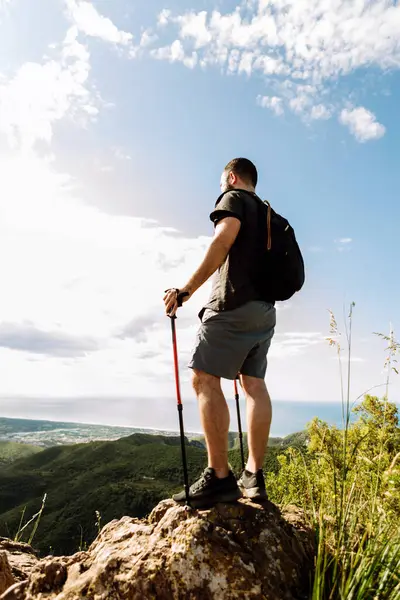 Senderista Cima Una Montaña — Foto de Stock