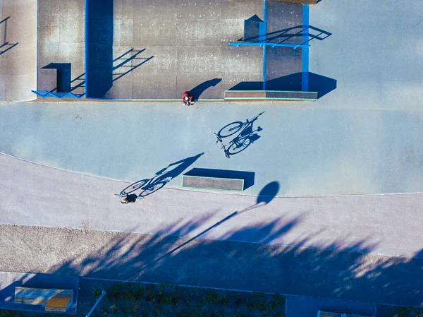 スケートパークの男と女 空の景色 — ストック写真