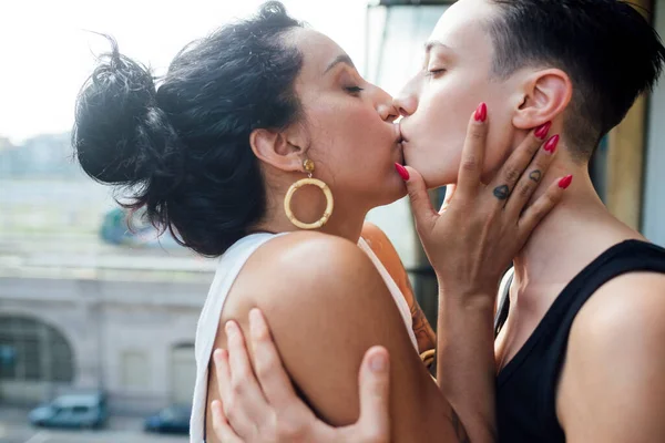 レズビアンカップル接吻でバルコニー — ストック写真