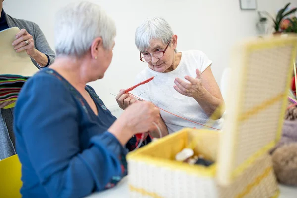 Two Senior Women Retiremnet Home Talking While Knitting Needlework Group — Stock Photo, Image