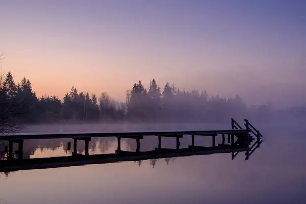 Jetty Břehu Jezera Kirchsee Mlhavého Úsvitu — Stock fotografie