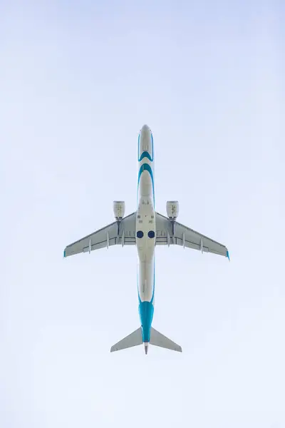 Airplane Flying Clear Sky — Stock Photo, Image