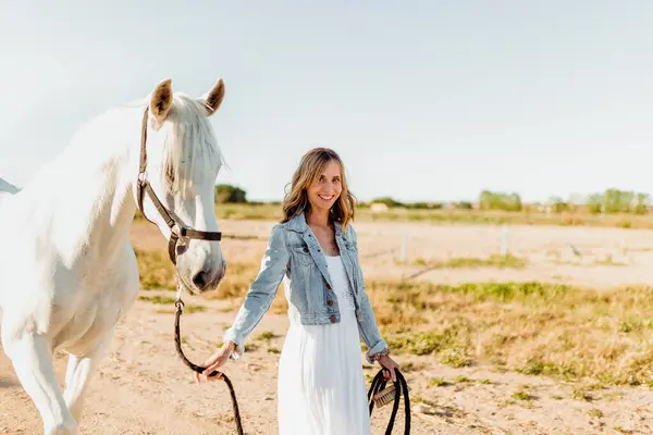 Vrouw Met Grijs Paard Een Boerderij — Stockfoto