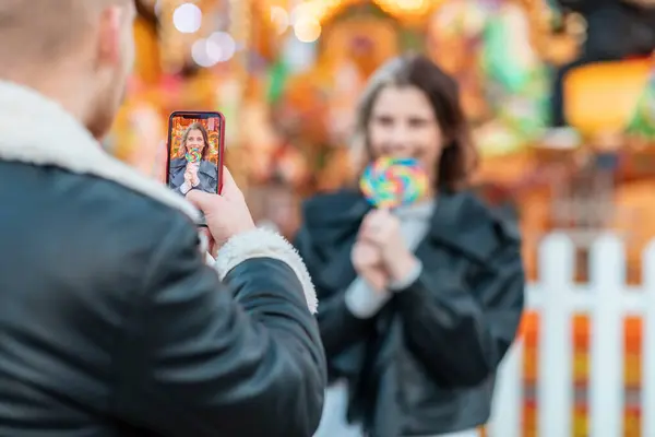 Uomo Fotografare Fidanzata Mangiare Lecca Lecca Con Smart Phone Parco — Foto Stock